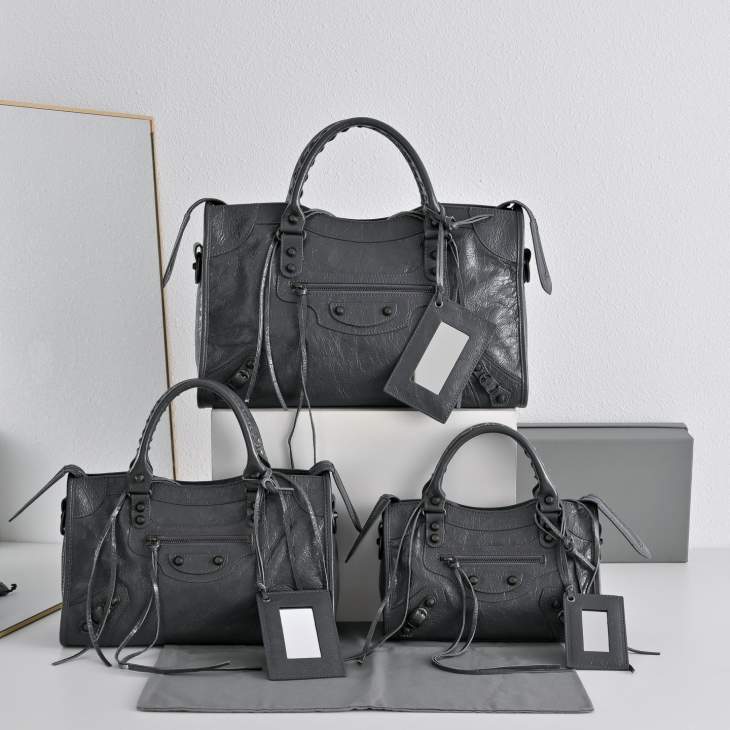 Picture of Balenciaga Handbags _SKUfw241227022fw